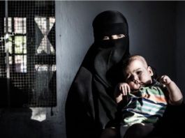 Nadja Ramadan mit einem ihrer Kinder.