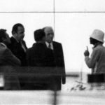 Ein arabischer Terrorist (re.) verhandelt am 05.09.1972 am israelischen Teamquartier im Olympischen Dorf der Münchner Sommerspiele mit Bundesinnenminister Hans-Dietrich Genscher (3.v.l) und weiteren Offiziellen.